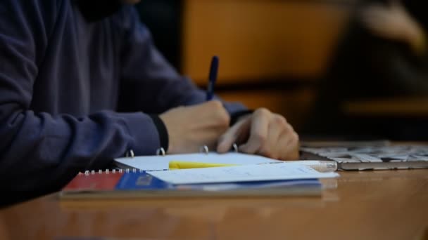 Les Étudiants Université École Dans Salle Classe Carnets Stylos Mains — Video