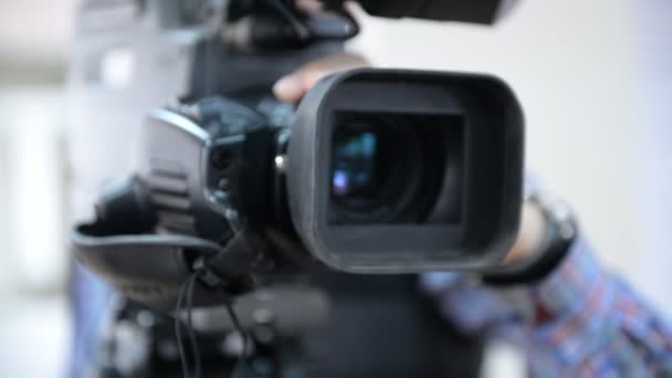 Caméscope Pendant Reportage Sur Trépied — Video