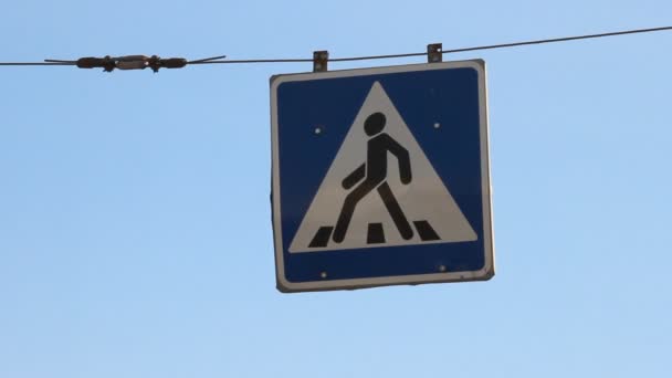Verkehrszeichen Fußgängerüberweg Neben Der Straße Gegen Den Blauen Himmel — Stockvideo