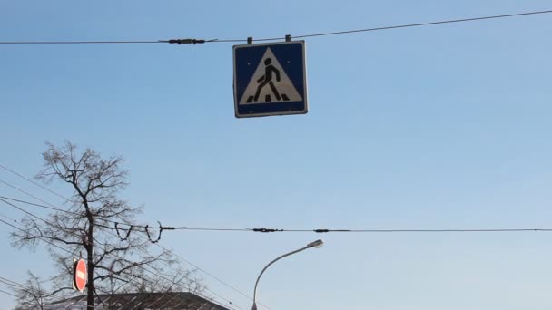 Señal Tráfico Paso Peatonal Cerca Carretera Contra Cielo Azul — Vídeos de Stock