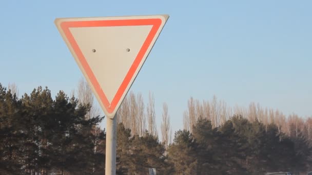 Segnale Stradale Cedere Passo Vicino Alla Strada Contro Cielo Blu — Video Stock