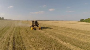 Ufa-Ağustos 14: bir buğday tarlası birleştirin. Hava çekimi (görünüm) üzerinde Ağustos 01, 2014 içinde Ufa, Rusya