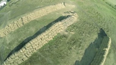 Çayır saman yuvarlak balya, çiftlik hayvanlar için. Havadan görünümü
