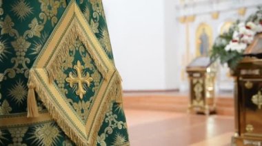 Birsk, Rusya - 20 Nisan 2019: Rus Ortodoks Kilisesi'nde Ayin. Kilisede rahipler ve dini inananlar