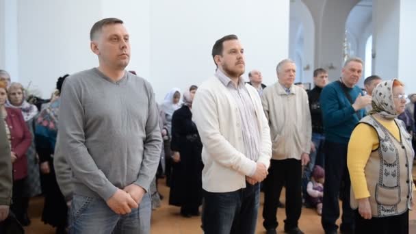 Birsk Rusia Abril 2019 Liturgia Iglesia Ortodoxa Rusa Sacerdotes Creyentes — Vídeos de Stock