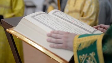 Birsk, Rusya - 20 Nisan 2019: Rus Ortodoks Kilisesi'nde Ayin. Kilisede rahipler ve dini inananlar