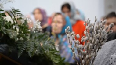 Birsk, Rusya - 20 Nisan 2019: Rus Ortodoks Kilisesi'nde Ayin. Kilisede rahipler ve dini inananlar