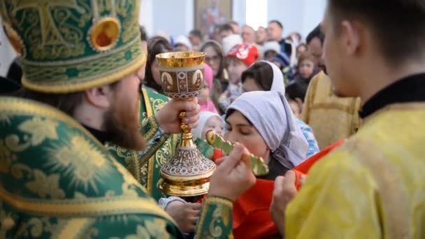 Birsk Rusia Abril 2019 Liturgia Iglesia Ortodoxa Rusa Sacerdotes Creyentes — Vídeos de Stock