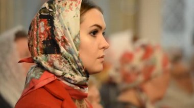 Birsk, Rusya - 28 Nisan 2019: Rus Ortodoks Kilisesi'nde Paskalya Ayini. Kilisede rahipler ve dini inananlar