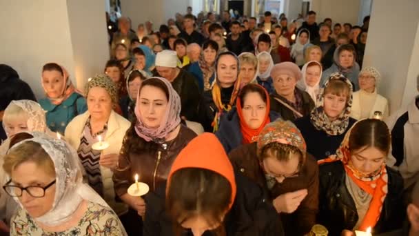 俄罗斯比尔斯克 2019年4月28日 俄罗斯东正教的复活节礼仪 教堂的牧师和宗教信徒 — 图库视频影像