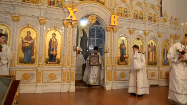 俄罗斯比尔斯克 2019年4月28日 俄罗斯东正教的复活节礼仪 教堂的牧师和宗教信徒 — 图库视频影像