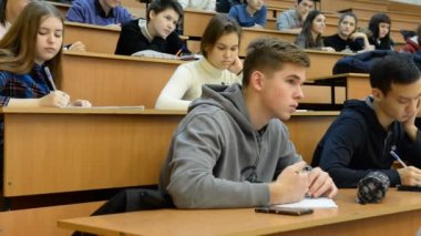 Ufa, Rusya - 20 Nisan 2017: Başkir Devlet Üniversitesi öğrencileri. Geniş hedef kitle