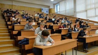 Ufa, Rusya - 20 Nisan 2017: Başkir Devlet Üniversitesi öğrencileri. Geniş hedef kitle