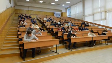 Ufa, Rusya - 20 Nisan 2017: Başkir Devlet Üniversitesi öğrencileri. Geniş hedef kitle