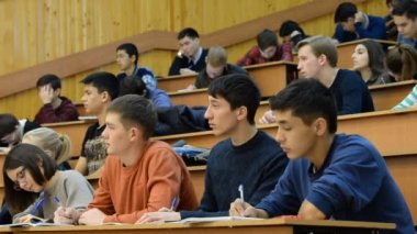 Ufa, Rusya - 20 Nisan 2017: Başkir Devlet Üniversitesi öğrencileri. Geniş hedef kitle