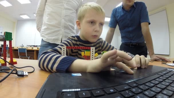 ウファ ロシア 2015 教室の子供と教師レゴマインドストームEv3 ウファ 教育大学のロボット工学のセクション — ストック動画