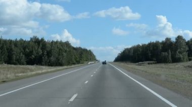 Hareket halindeki bir arabanın penceresinden otoban. Yaz seyahati