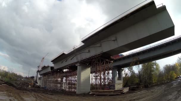 Строительство Пролета Автомобильного Моста Через Реку Автостраду Виадук — стоковое видео