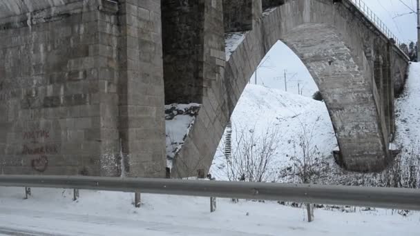 Antik Taş Kemerli Demiryolu Köprüsü Altında Yol — Stok video