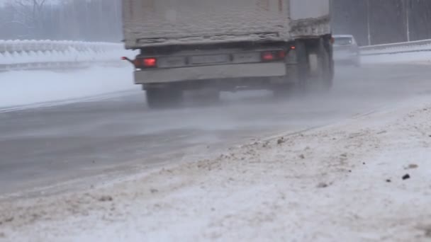 Bilar Motorvägen Snöstorm Snöfall Kväll Twilight — Stockvideo