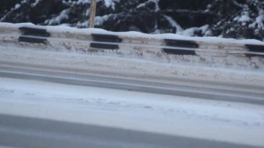 Otoyoldaki arabalar. Kar fırtınası, kar yağışı, akşam, alacakaranlık