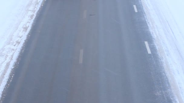 고속도로에서 자동차 눈보라 — 비디오