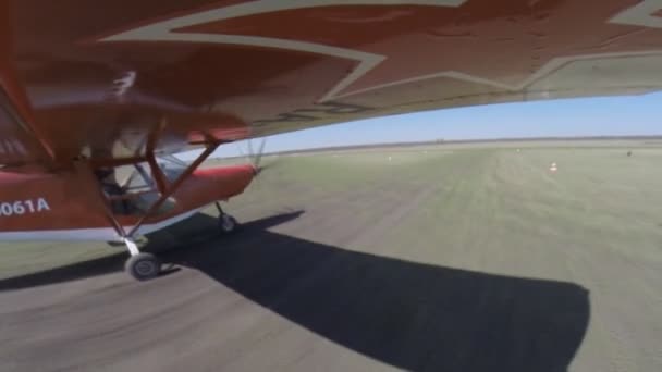 Ufa Russland Mai Leichtes Flugzeug Flug Kamera Auf Der Tragfläche — Stockvideo