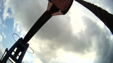 Sürücü çubuğunu dengelemeye yakın çekim yağ sallayıcısını çalıştırır. Yağ pompaları. Petrol endüstrisi ekipmanı