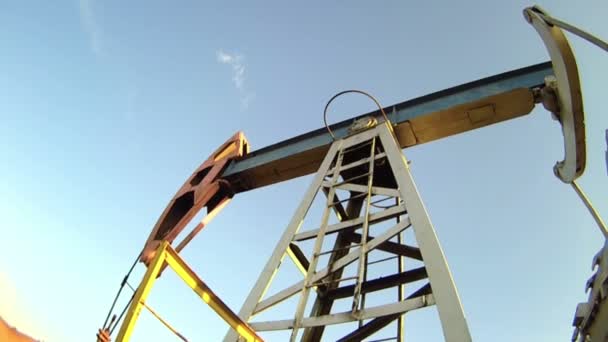 Nahaufnahme Des Auswuchtens Der Antriebsstangenpumpen Ölwippe Ölpumpen Ausrüstung Der Ölindustrie — Stockvideo
