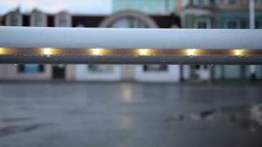 Yakın plan - caddede bir araba parkı engeli