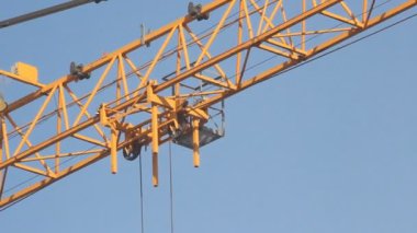 Crane şantiyede. Yakın plan.