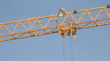 Crane şantiyede. Yakın plan.