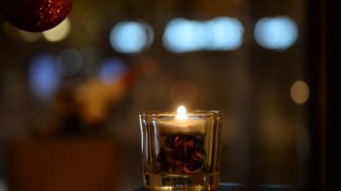 Vitrin, pencere pervazı, tatil eşyaları olan kafe penceresi, bir akşam kafesinde dekorasyon, restoran, arka planda bir dükkan. 