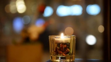 Vitrin, pencere pervazı, tatil eşyaları olan kafe penceresi, bir akşam kafesinde dekorasyon, restoran, arka planda bir dükkan. 
