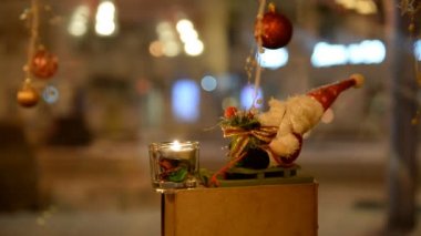 Vitrin, pencere pervazı, tatil eşyaları olan kafe penceresi, bir akşam kafesinde dekorasyon, restoran, arka planda bir dükkan. 