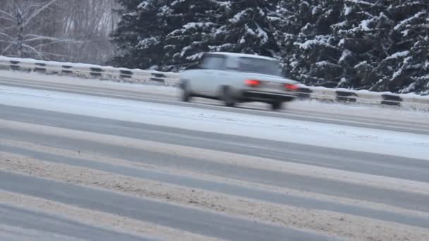 Pista Inverno Auto Estrada Carros Dirigindo Estrada — Vídeo de Stock