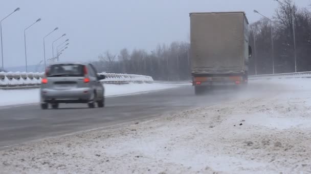 Zimowy Tor Autostrada Samochody Jadące Drodze — Wideo stockowe