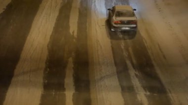 Kış pisti, otoyol. Yolda giden arabalar. 