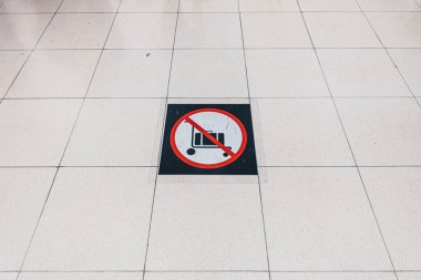 Havaalanının zemininde Trolley çanta tabelası yok.