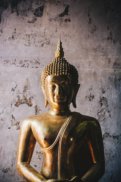 Hermosa Estatua Oro Buddha Sitting Post Con Fuerte Contraste Para —  Fotos de Stock