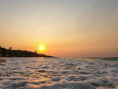 Arkaplan konsepti için dalga baloncuklu günbatımı sahnesi