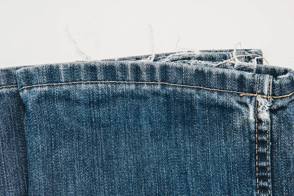Close Jeans Perna Jeans Textura Rasgada Com Fundo Branco Para — Fotografia de Stock