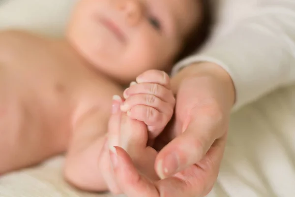 Dłoń Noworodka Ręce Matki — Zdjęcie stockowe