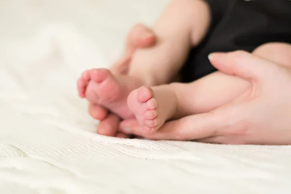 Pernas Recém Nascido Nas Mãos Mãe — Fotografia de Stock