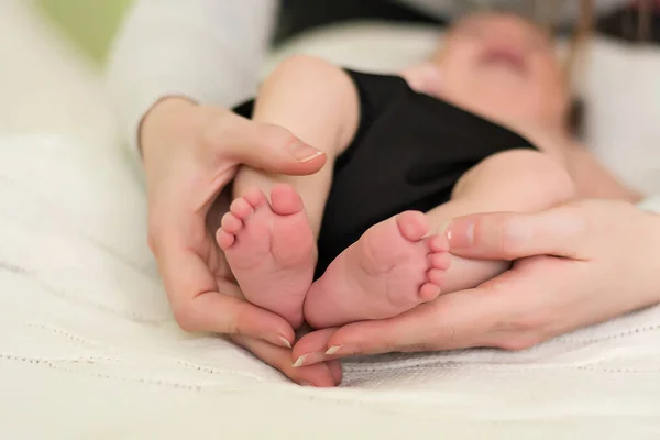 Benen Hos Nyfödda Händerna Mor — Stockfoto