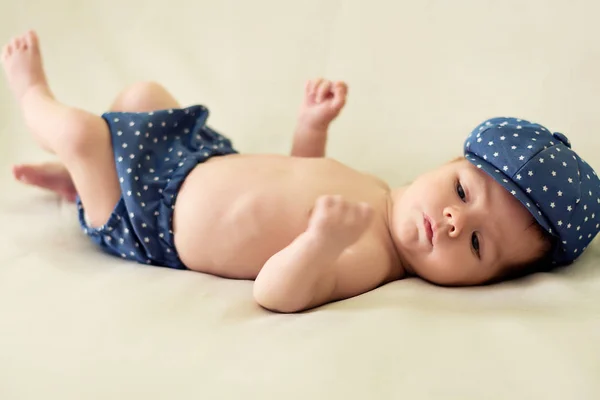 Neugeborenes Mit Blauer Mütze Liegt Auf Hellem Hintergrund — Stockfoto