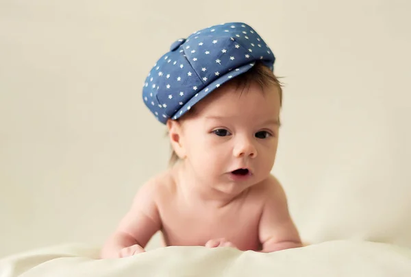 Yeni Doğmuş Bebek Mavi Bir Kap Içinde Hafif Bir Arka — Stok fotoğraf