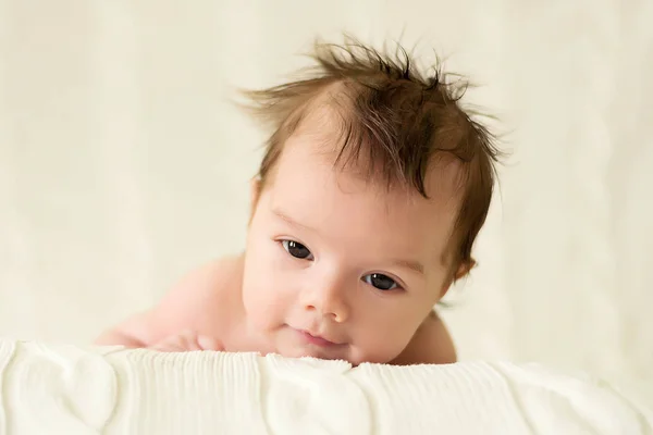 Ein Neugeborenes Baby Liegt Einem Hellen Raum — Stockfoto