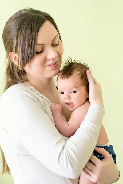 Noworodek Mamą Ramionach Dzień Matki — Zdjęcie stockowe