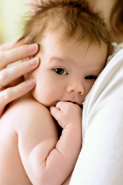 Nyfödda Barn Med Mamma Famnen — Stockfoto